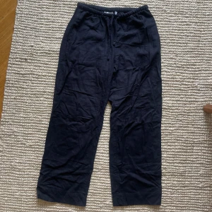 Linnebyxor från Weekday - Svarta linnebyxor från Weekday i storlek S. Skrynkliga men annars i fint skick! 