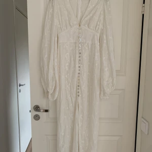 Adoore positano dress - Säljes Adoore Positano dress vit i storlek 36. Enbart använd en gång, men tyvärr för liten för mig så jag behöver byta till strl 38.  Byte till en strl 38 är intressant!  Annars säljes den för 1400kr, nypris är 1695kr.