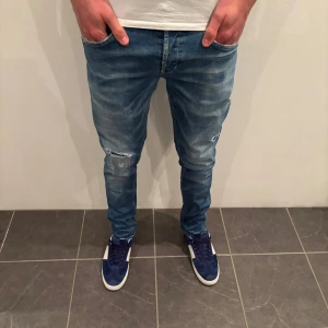 Dondup Jeans George  - Dondup Jeans George! Trendigaste jeansen på marknaden.  Skick= 9,5/10 Ny pris= 4000 kr Säljs för= 999 kr (modellen är destroyd från fabrik vilket är väldigt populärt)