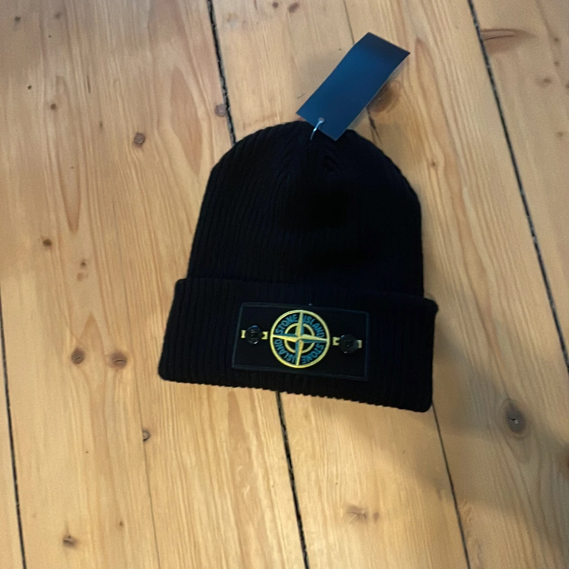 Svart mössa från Stone Island