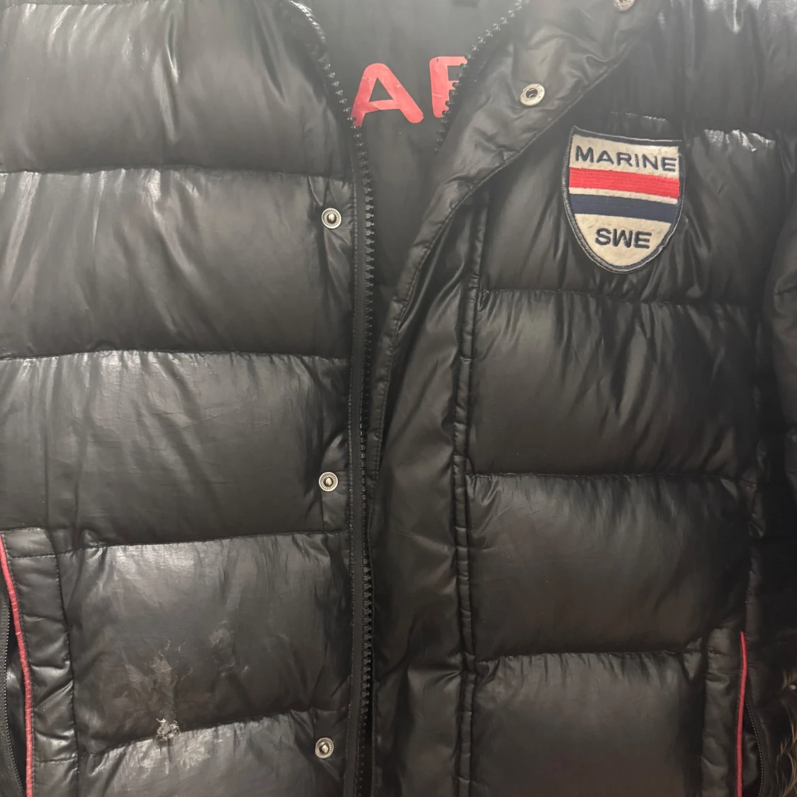 Svart pufferjacka med patch från Marine SWE - 1