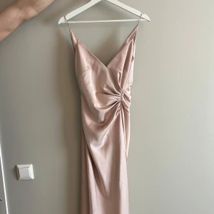 Balklänning - Säljer min balklänning, använd en gång. Tunna axelband och ett glansigt material. Super fin gammelrosa färg🩷längre ner på klänningen finns en svag fläck tyvärr men inget som syns när den är på.