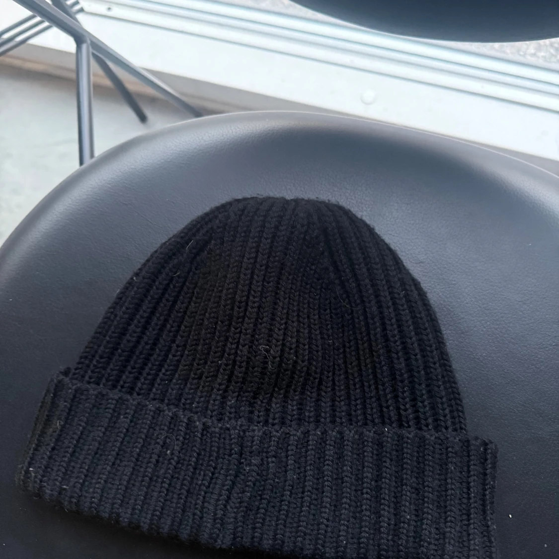 Svart ribbstickad mössa med glasögondetalj från C.P. Company - 1