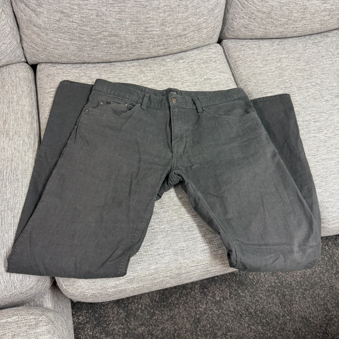 Mörkgrå jeansbyxor från Hugo Boss