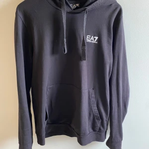 Svart hoodie från Emporio Armani EA7 - Storlek M svart EA7 hoodie med magfickor 