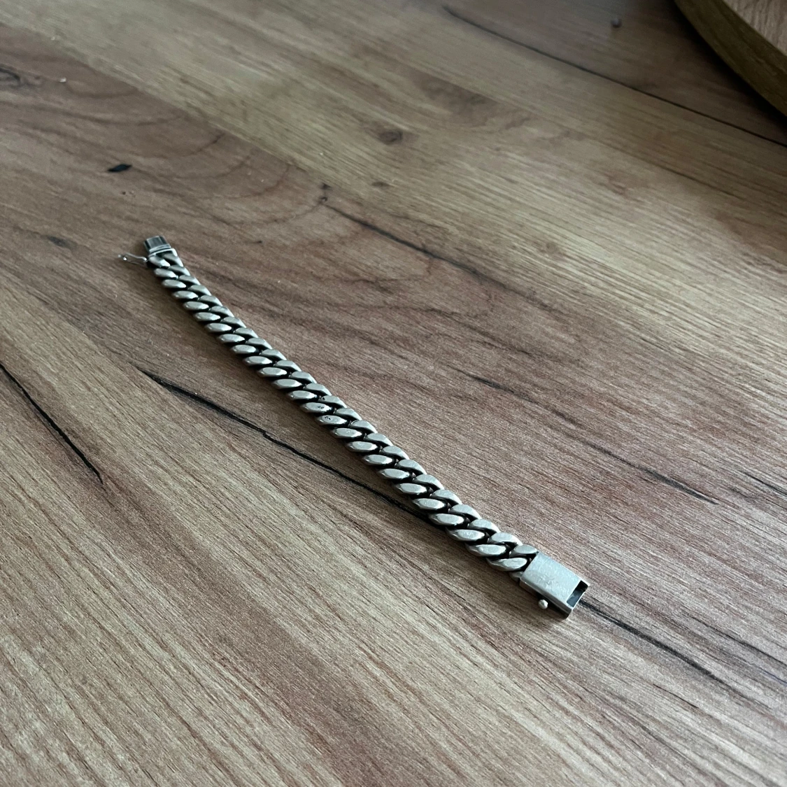 Silverfärgat kedjearmband