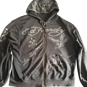 Ed Hardy zipup - Säljer min gamla ed hardy hoodie då den inte används längre. Välanvänd