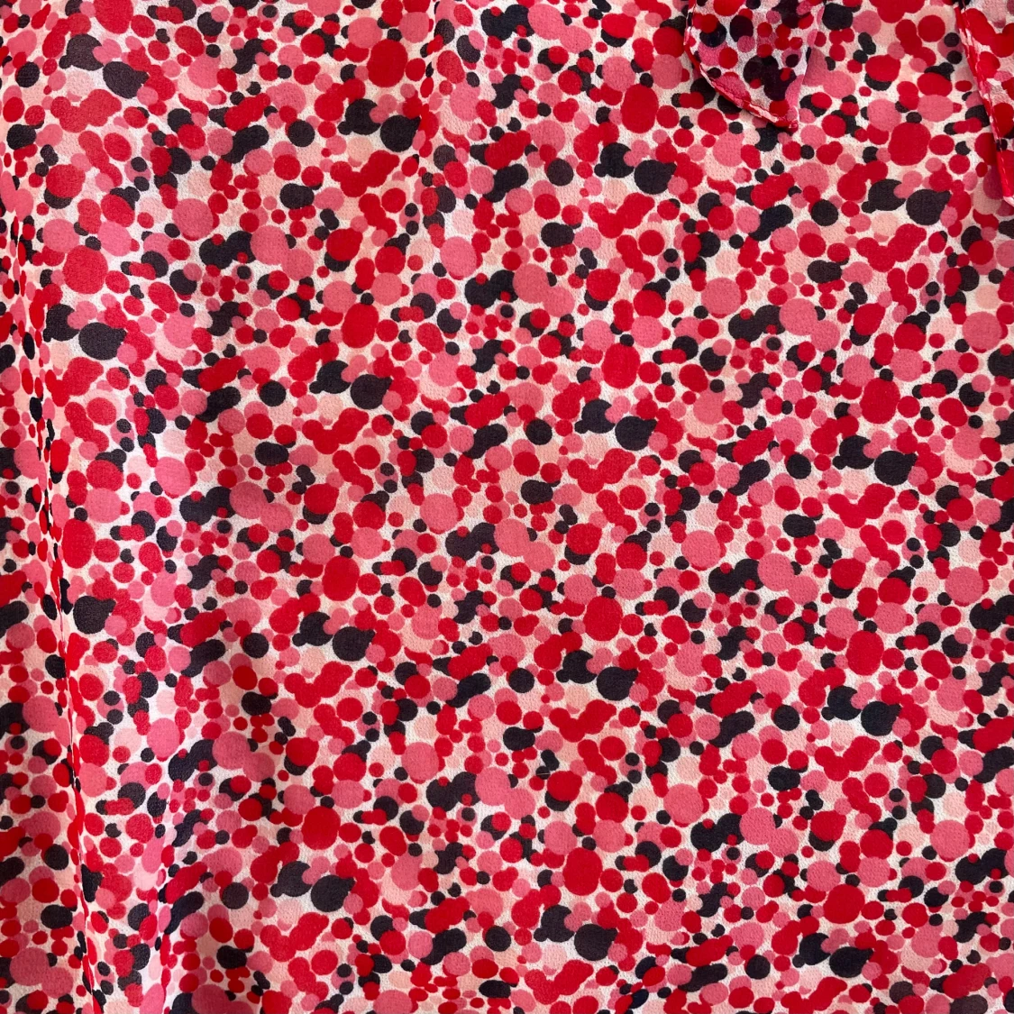 Blommig ärmlös blus med rosett - 3