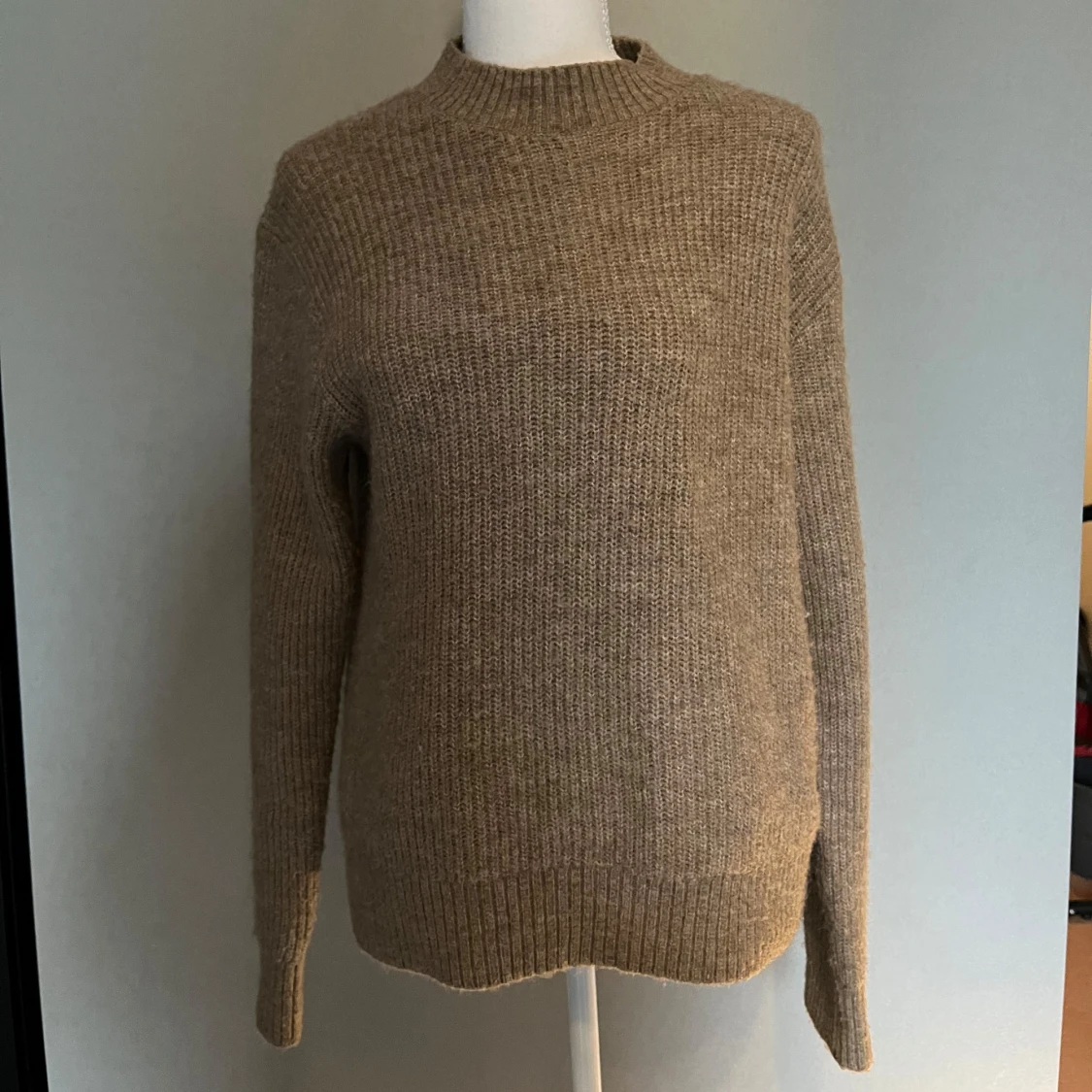 Beige stickad tröja med rund hals