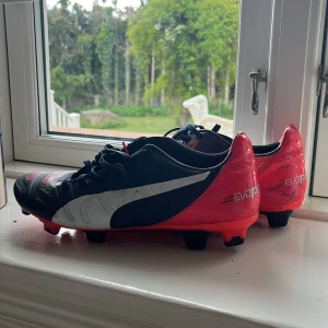 Svarta och röda fotbollsskor från Puma - Säljer mina ”gamla” fotbollsskor har bara! Använts EN GÅNG!helt nya nästa inga håll eller något annat liknade!