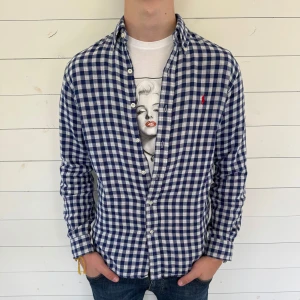 Blårutig skjorta från Polo Ralph Lauren - Säljer nu denna klassiska Polo Ralph Lauren skjorta. Perfekt för dig som vill ha påfyllning i garderoben med en stilig skjorta till sommaren. Säljer för endast 449! Skriv vid minsta fundering.