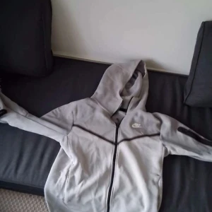Nike tech grå - Nike tech grå typ som ny jätte fin till sommaren 