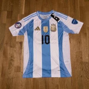 Argentina fotbollströja  - Säljer en Argentina 2024 fotbollströja - Messi 10 , Helt oanvänd!