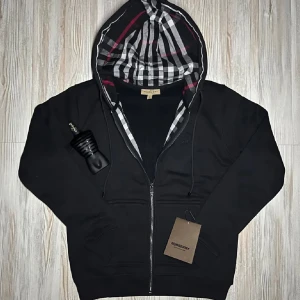  Burberry hoddie  - Säljer en riktigt snygg Burberry i storlek S och den är väldigt stilren och passar till nästan allt. Tröjan är i nytt skick och används knappast🤩