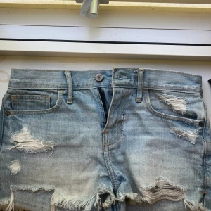 Abercrombie & Fitch shorts - Finns ett litet hål som säkert går att laga! De är superfint skick förutom det. aldrig använda av mig då de va för små (köpta från vinted) skriv privat för att diskutera pris. storlek 24 skulle gissa att de är som storlek xs/s