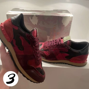 Valentino Rockrunners - Tjena! Säljer dessa tvär feta valentino rockrunners i storlek 41 passar bättre till 42.🔥 Dem är i ett väldigt bra skick skulle säga runt 9/10 bara lite färg som har lossnat(Fråga om bilder)🙌. Vad som ingår: Enbart skorna!👑Hör av er vid frågor eller intresse.