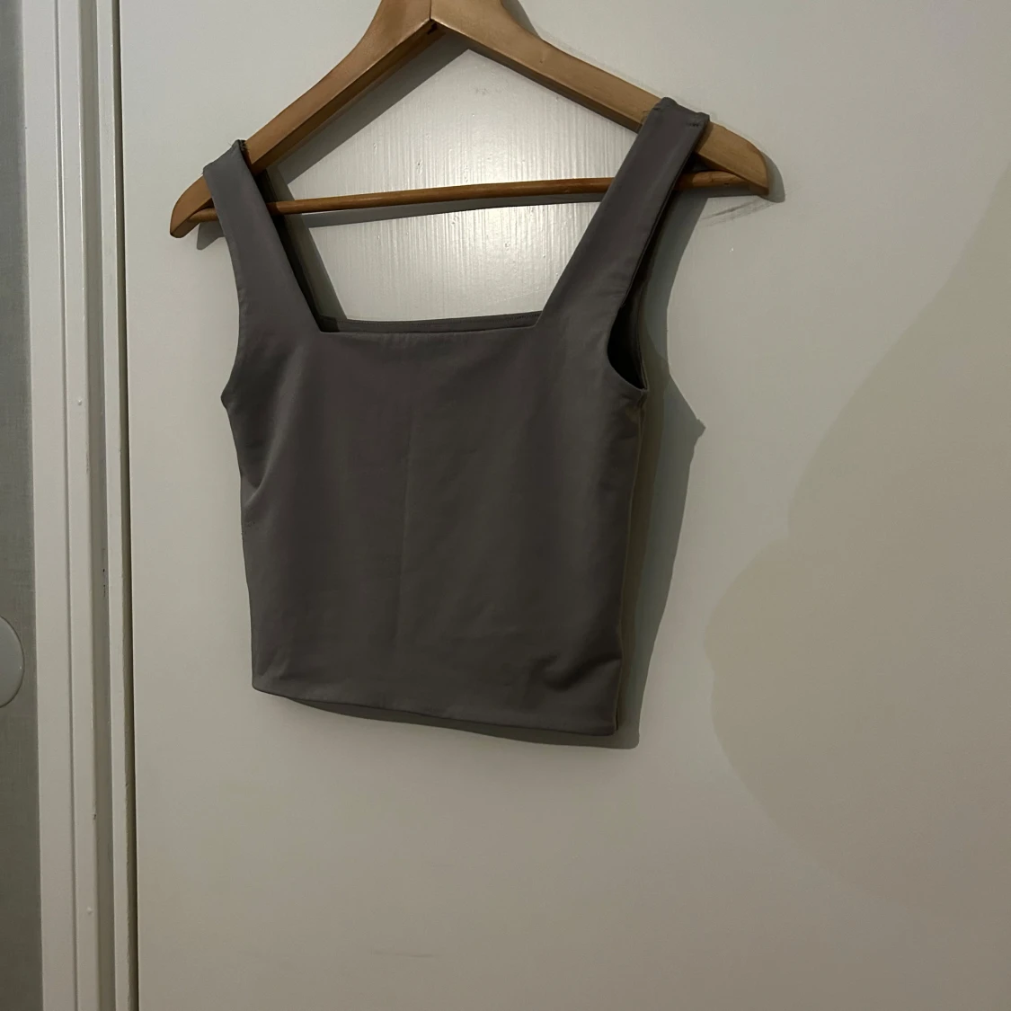 Grå croppad linnetopp