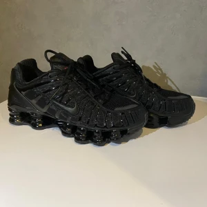 Nike Shox TL sneakers i helsvart - Säljer ett par Nike Shox TL sneakers i helsvart, har bara få gånger.hör av er för fler info:)!!