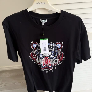 Hugo boss/Kenzo Paris t shirt helt nya - Hugo boss/Kenzo Paris t shirt storlek L på alla alla är helt nya 500 kr st först till kvarn som gäller alla är självklart orginal qr kod finns på samtliga. 