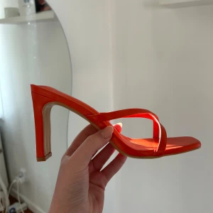 Orange klackar från Boohoo - Säljer ett par orange klackar från Boohoo perfekta nu inför sommaren. Aldrig använda och är i storlek 38💫