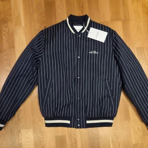 Mörkblå bomber jacka från Les Deux - Säljer en mörkblå bomber jackq från Les Deux, Storlek S, Helt ny