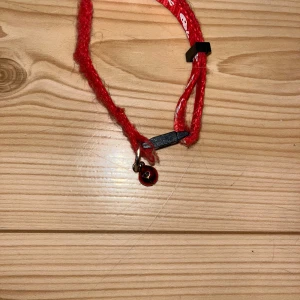 Kissan panta - Pariin kertaan käytetty kissan punainen kaulapanta kilikellolla. Sivusta kuvio kulunut pois kissan rapsutuksesta. Pituutta saa säädettyä. Kissatalous MMM, lisätietoja saa kysymällä Katsothan myös muut ilmoitukseni Mikäli hinta ei miellytä tarjoa rohkeasti 