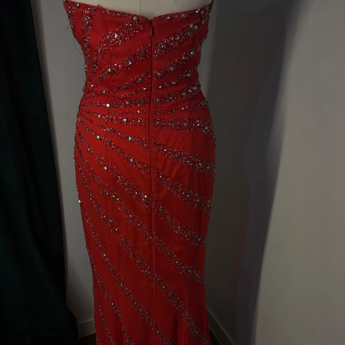 Röd glittrig långklänning med paljetter - 2