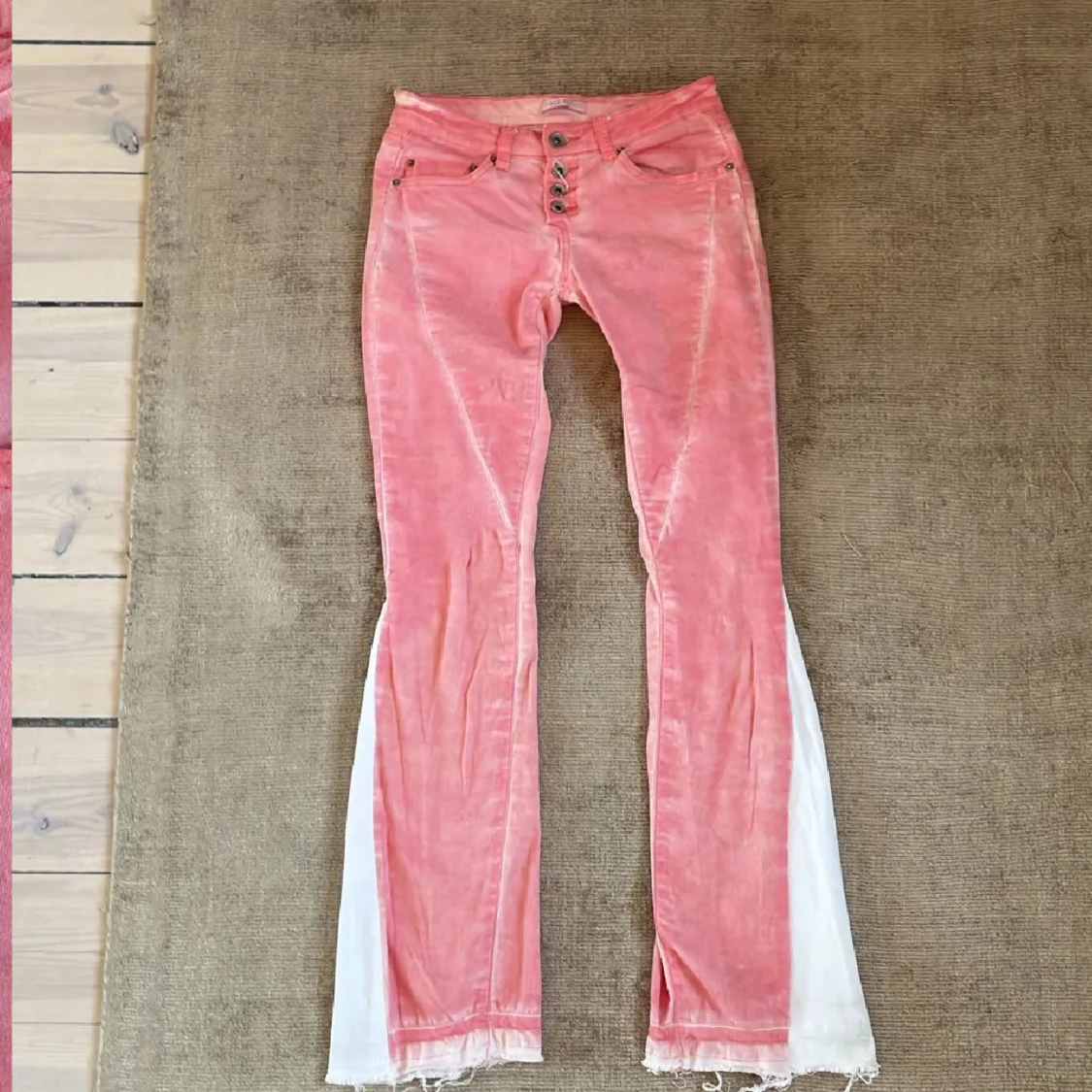 Rosa bootcut jeans med vita paneler från Place du Jour - 2