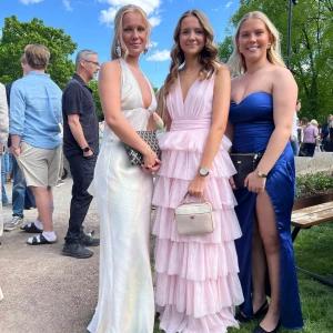 Marinblå axelbandslös balklänning med slits - Säljer en elegant marinblå axelbandslös balklänning med markerad midja och hög slits framtill. Klänningen har en figurnära passform och är perfekt för festliga tillfällen. Materialet är glansigt och ger en lyxig känsla. Köpt för 5000kr! Dragkedja och spänne i ryggen. Endast använd vid 2 tillfällen. Går att strykas på låg värme och extra tyg samt axelband tillkommer då den är uppsydd. Jag är 167 cm lång och passar perfekt i längd🥺✨