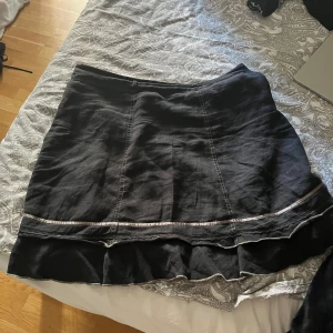 Mörkgrå/ svart  kjol - En jätte söt kjol från märket isolde i storlek L. Den ser större ut på bild och skulle säga att den går till över knäna!❤️
