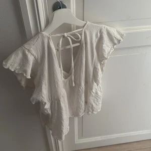 Vit topp med knytband från Lager 157 - Vit topp med knytband från Lager 157. Tröjan fanns inte i min storlek när jag hittade den så köpte den i en storlek större istället. Använde den bara några gånger i somras och nu ligger den bara i garderoben. Hittar den tyvärr inte på hemsidan så vet inte hur mycket jag köpt den för. Kontakta mig om ni har några frågor eller vill se fler bilder💕