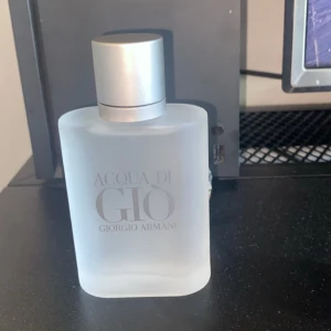  Acqua di Giò herrparfym från Giorgio Armani - Säljer pga att ja ångra mig. 100ml. Priset kan sänkas vid snabbaffär. Den är helt full.
