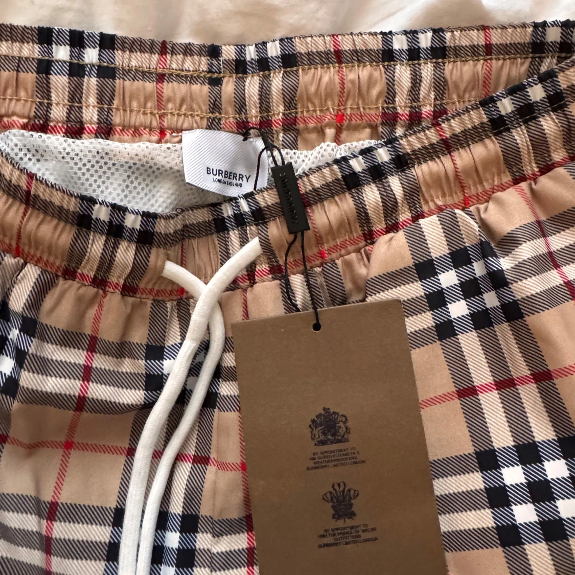 Beige rutiga shorts från Burberry - 2