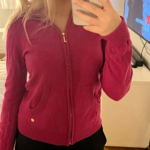 Juicy couture kofta - Säljer en kashmir kofta med gulddetaljer från juicy couture! Mycket fint skick och är i storlek XL men sitter som XS/S