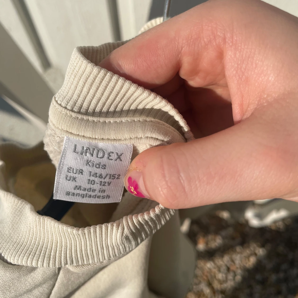 Beige collegetröja från Lindex med tryck - 2