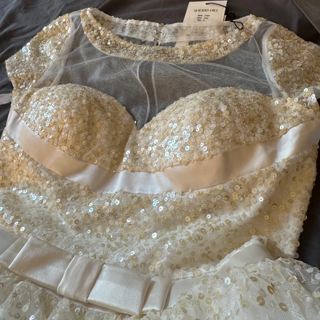 Vit paljettklänning med rosett från Sherri Hill - 4