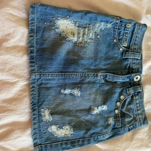 Jeanskjol -  Superfin jeans kjol. Det står ingen storlek men skulle uppskatta XXS. Skriv om ni har några frågor! Och lite oklart vilket märke det är😇