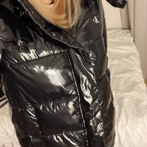 Ck vinterjacka  - Super bra skick och inte så jätte mycket använd. Väldigt bra på att hålla värme. Köpte för 2200 men säljer för 1200( pris kan diskuteras)bilderna är från tjejen jag köpte jackan av inann 