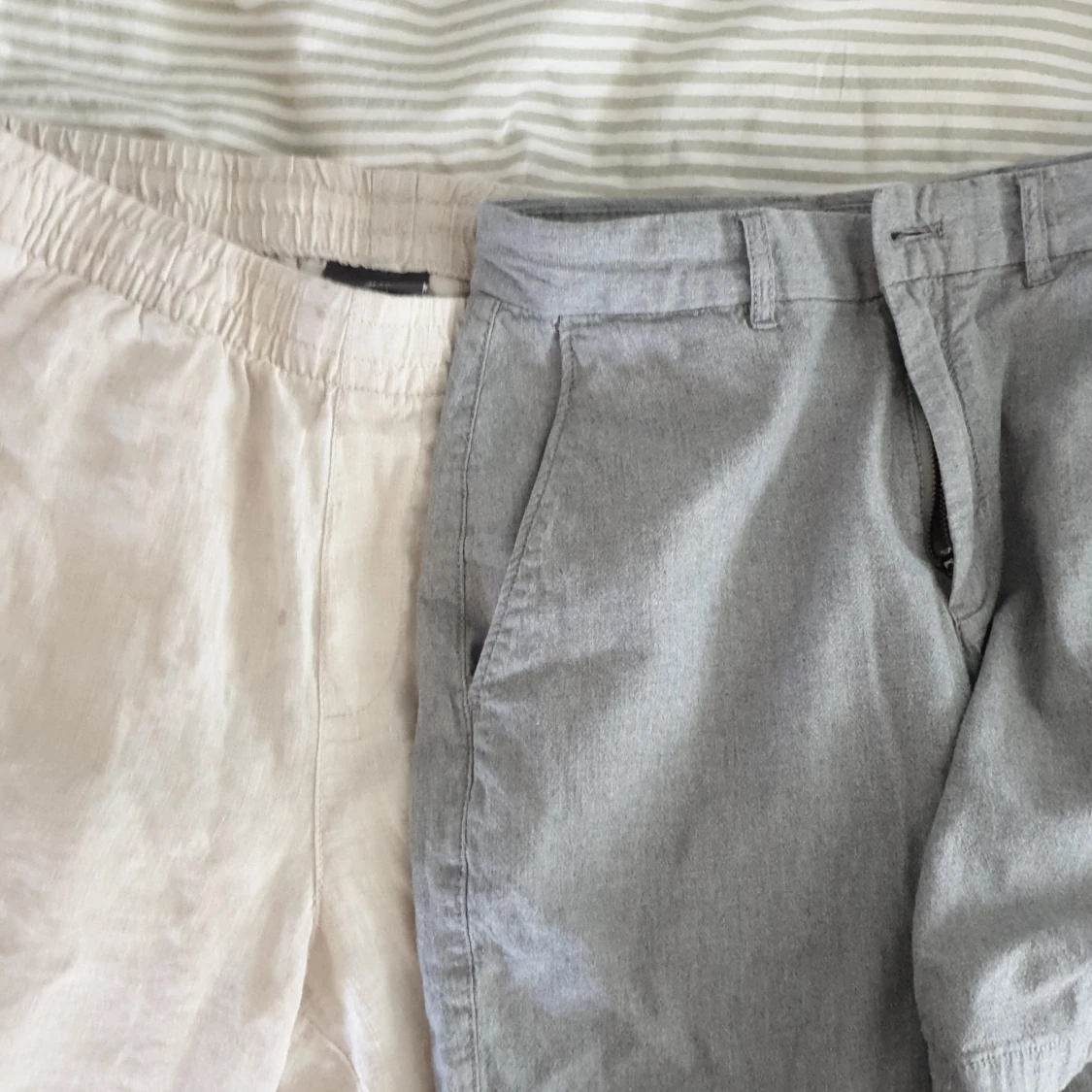 Två par linnebyxor i beige och grått