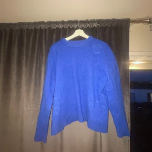 Blå Massimo dutti sweatshirt stickad - Hej, säljer nu min Massimo dutti tröja eftersom den ej passar mig längre! Condition är: 8/10 Hör av dig om du har några frågor!