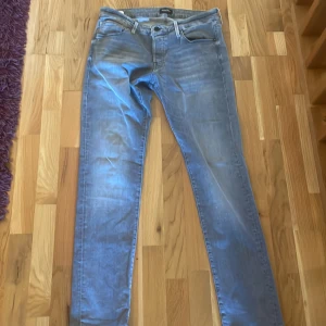 Ljusblå slim jeans Glenn - Säljer ett par ljus gråa brallor från Jack and Jones ny skick använda fåtal gånger 