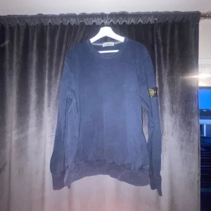 Stone island tröja blå - Hej, säljer nu min Stone island sweatshirt eftersom den ej passar mig längre! Condition är:  7/10 Hör av dig om du har några frågor!