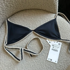 Slutsåld Zara bikini!! - Säljer denna eftertraktade Zara bikini!! Helt ny med prislapp och allt men säljer pga den är för liten! Storlek xs och superfin!💕