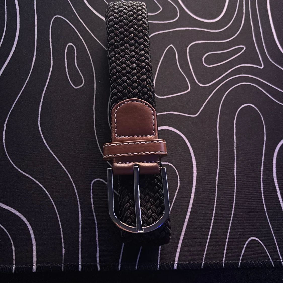 Svart flätat bälte med bruna skinn-detaljer - 2