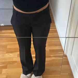 Svarta kostymbyxor från BikBok - Snygga svarta kostymbyxor från BikBok i modellen Vera. Säljer kostymbyxorna då de inte kommer till användning, de är i storlek 34 och nästan helt oanvända. Nypris är 499 kr.