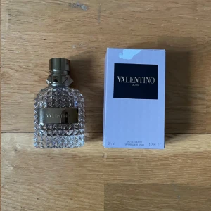 Valentino Uomo Eau de Toilette (40ml) - Lyxig herrparfym från Valentino i en elegant, kristalliknande flaska med guldfärgat lock. Doften är klassisk och maskulin, perfekt för dig som vill sticka ut. Kommer i originalkartong, .