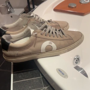 Oliver cabell skor - Ett par gråa oliver cabell skor, lite slitningar vid hälen(inget som syns om man har på sig dem). Säljs därför till ett billigt pris!