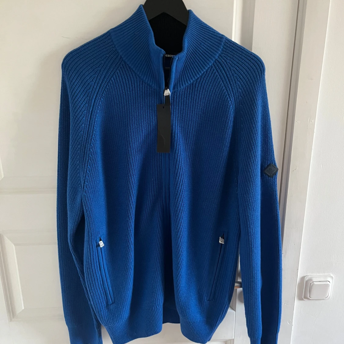 Blå stickad ziptröja från J.Lindeberg