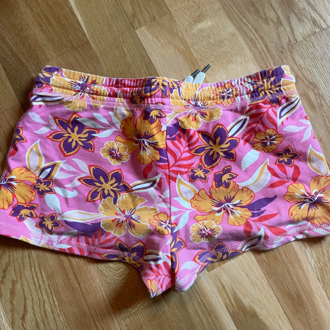 Lågmidjade shorts med mönster - 1