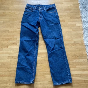 Levi's 511 blå jeans - Säljer ett par klassiska blå Levi's 511 jeans med normal passform och raka ben. Jeansen har fem fickor, dragkedja och knapp i mitten